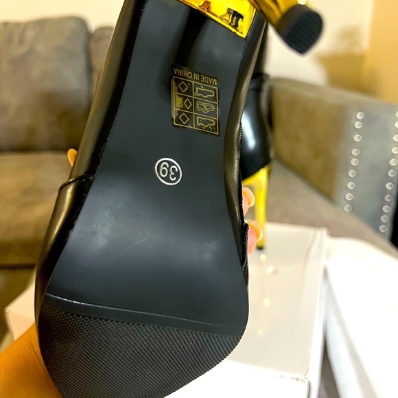 Elegant Black and Gold Heeled Boots with Pointed Toe - Picture 9 of 15